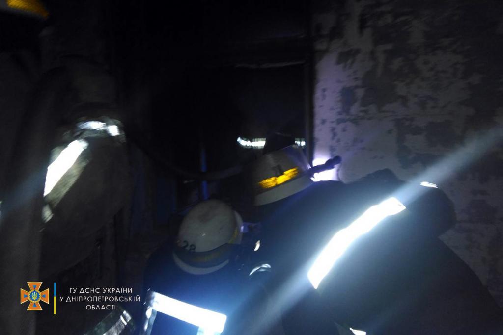 Новости Днепра про В Никополе горел жилой дом: пожар тушили восемь спасателей больше часа