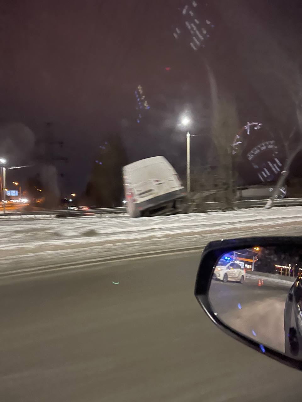Новости Днепра про В Днепре на Кайдакском мосту машина слетела с дороги