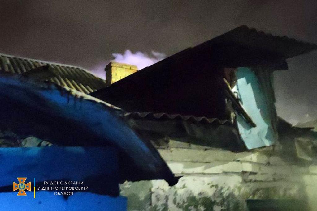 Новости Днепра про В Никополе горел жилой дом: пожар тушили восемь спасателей больше часа