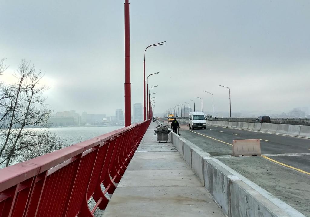 Новости Днепра про Днепрянин пытался спрыгнуть с Нового моста: самоубийцу остановили полицейские (ВИДЕО)
