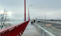 Днепрянин пытался спрыгнуть с Нового моста: самоубийцу остановили полицейские (ВИДЕО)