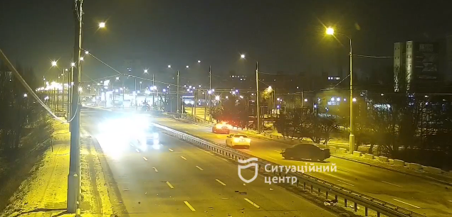 Новости Днепра про Закрутило на повороте: на Новом мосту авто влетело в отбойник (видео момента)