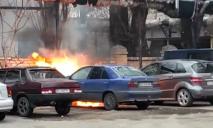 На Старомостовой площади в Днепре вспыхнуло припаркованное авто (ВИДЕО)