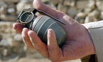 На Набережной Победы в Днепре водитель нашел гранату возле своего авто