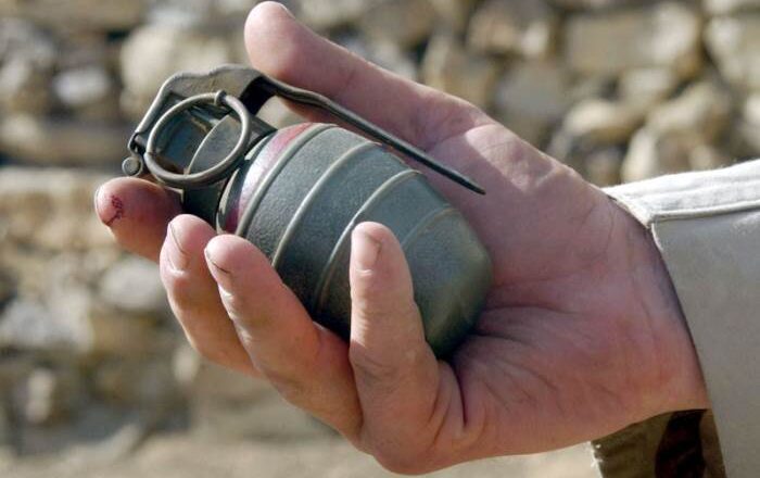 Новости Днепра про На Набережной Победы в Днепре водитель нашел гранату возле своего авто