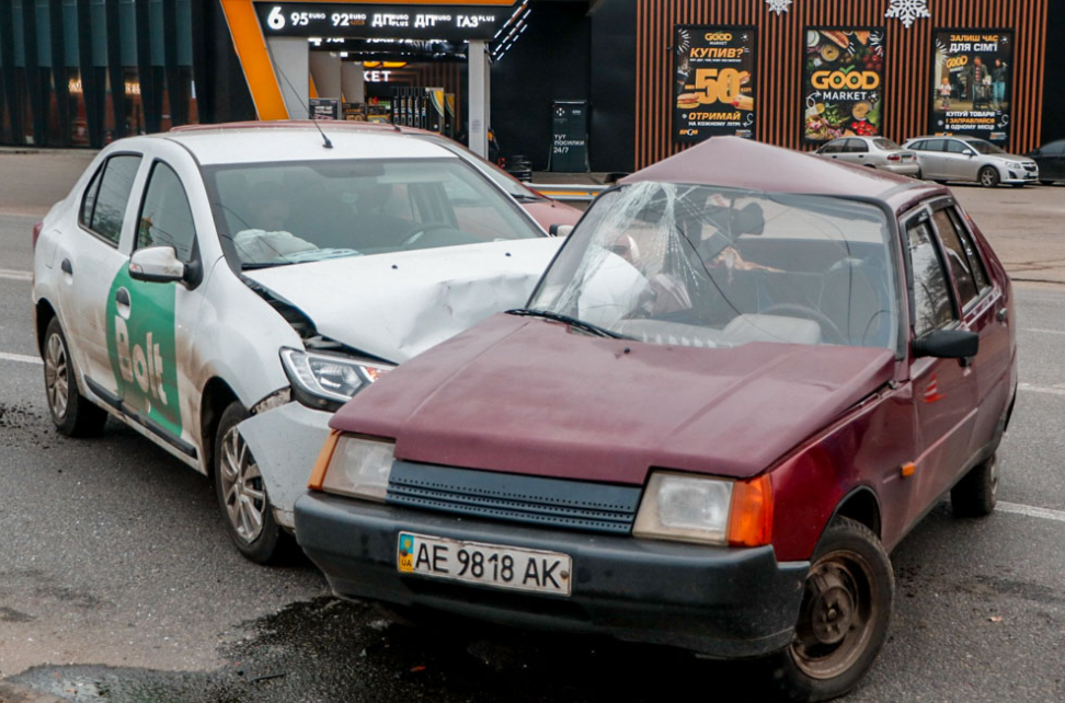 Новости Днепра про В Днепре на Лисиченко произошла авария: столкнулись такси Bolt и «Славута»