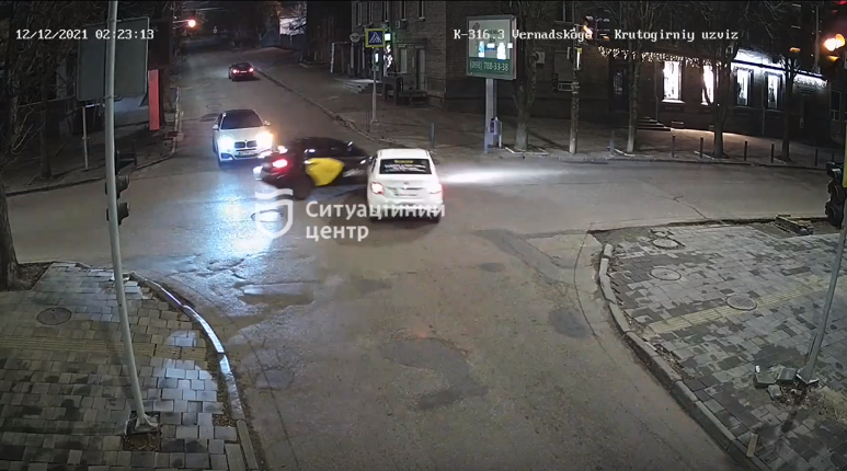 Новости Днепра про В Днепре произошло ДТП: столкнулись два автомобиля службы такси Uklon (видео)