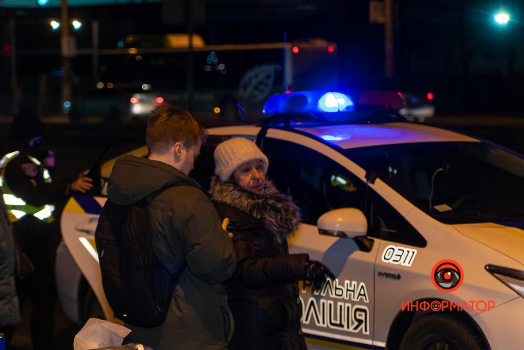 Новости Днепра про На проспекте Хмельницкого на дорогу выбежала пьяная днепрянка: из-за нее разбилась машина