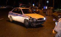 На проспекте Хмельницкого на дорогу выбежала пьяная днепрянка: из-за нее разбилась машина