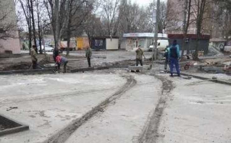 Новости Днепра про В Днепре автомобилист прокатился по незастывшему бетону, который залили для нового сквера