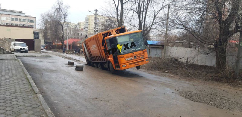 Новости Днепра про Дуэль по-днепровски: в Днепре на Подолинского мусоровоз и грузовик провалились колесами под асфальт