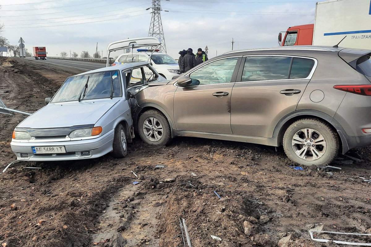 Новости Днепра про Ждём денег: на трассе под Днепром в очередной раз из машин высыпаются продукты
