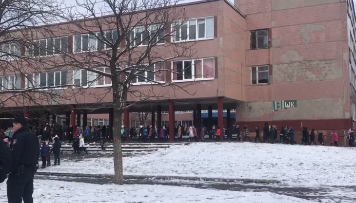 Новости Днепра про Днепровскую школу, возле которой нашли трупы бездомных, заминировали