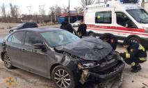 Volkswagen и Москвич не разминулись в Днепре: пострадавшего забрали в больницу