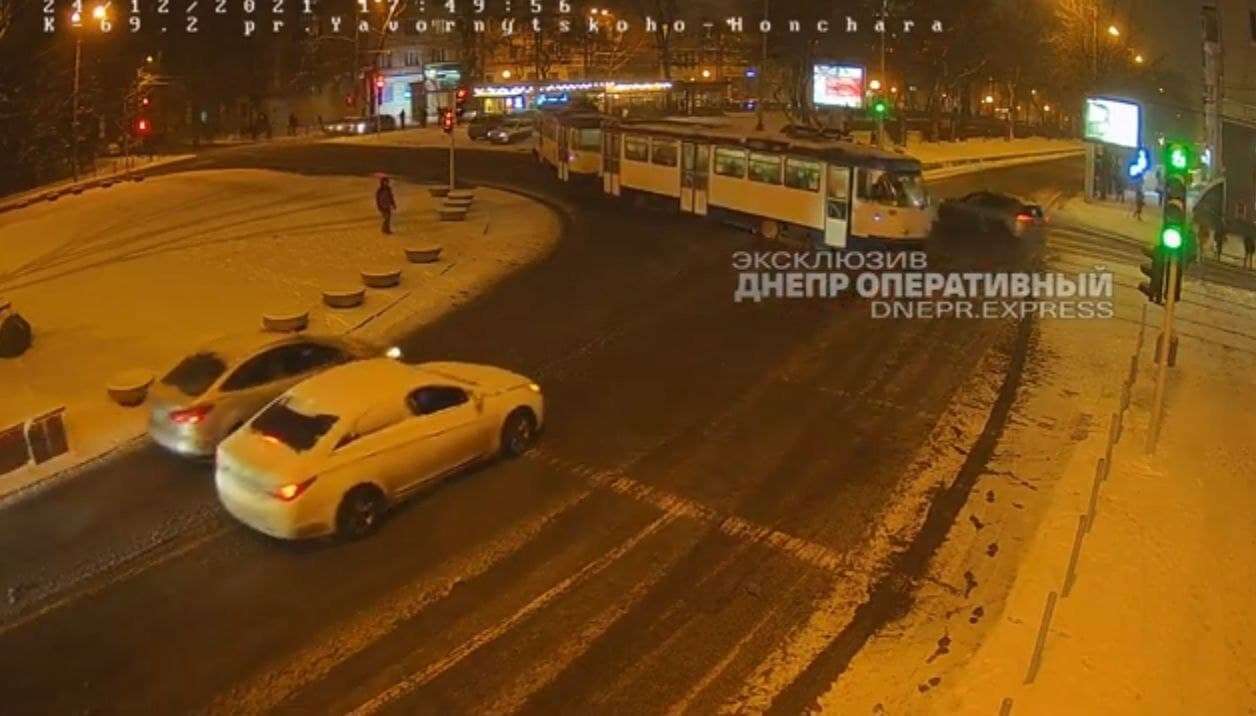 Новости Днепра про В центре Днепра трамвай врезался в легковушку (ВИДЕО МОМЕНТА)