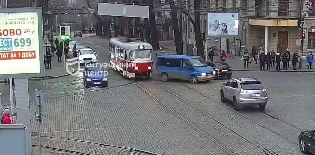 Новости Днепра про Образовалась огромная пробка: на проспекте Гагарина не разминулись трамвай и грузовик