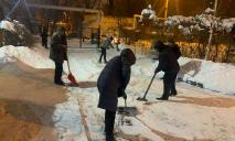 Вооружились лопатами: к уборке снега подключились и жители днепровских жилмассивов