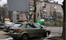 Водные процедуры: в Днепре посреди улицы устроили «автомойку»