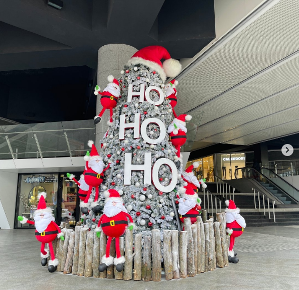 Новости Днепра про В центре Днепра появилась елка украшенная дюжиной миниатюрных Санта-Клаусов