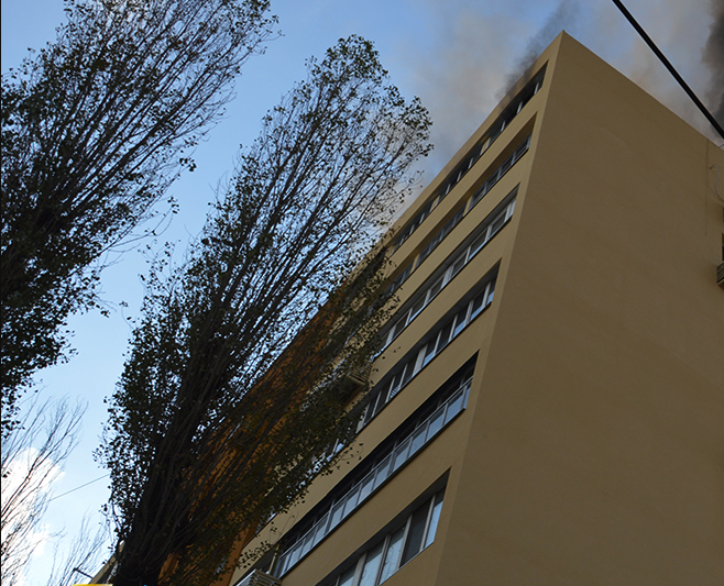 Новости Днепра про В Днепре на крыше многострадального дома на Слобожанском проспекте снова заметили огонь 
