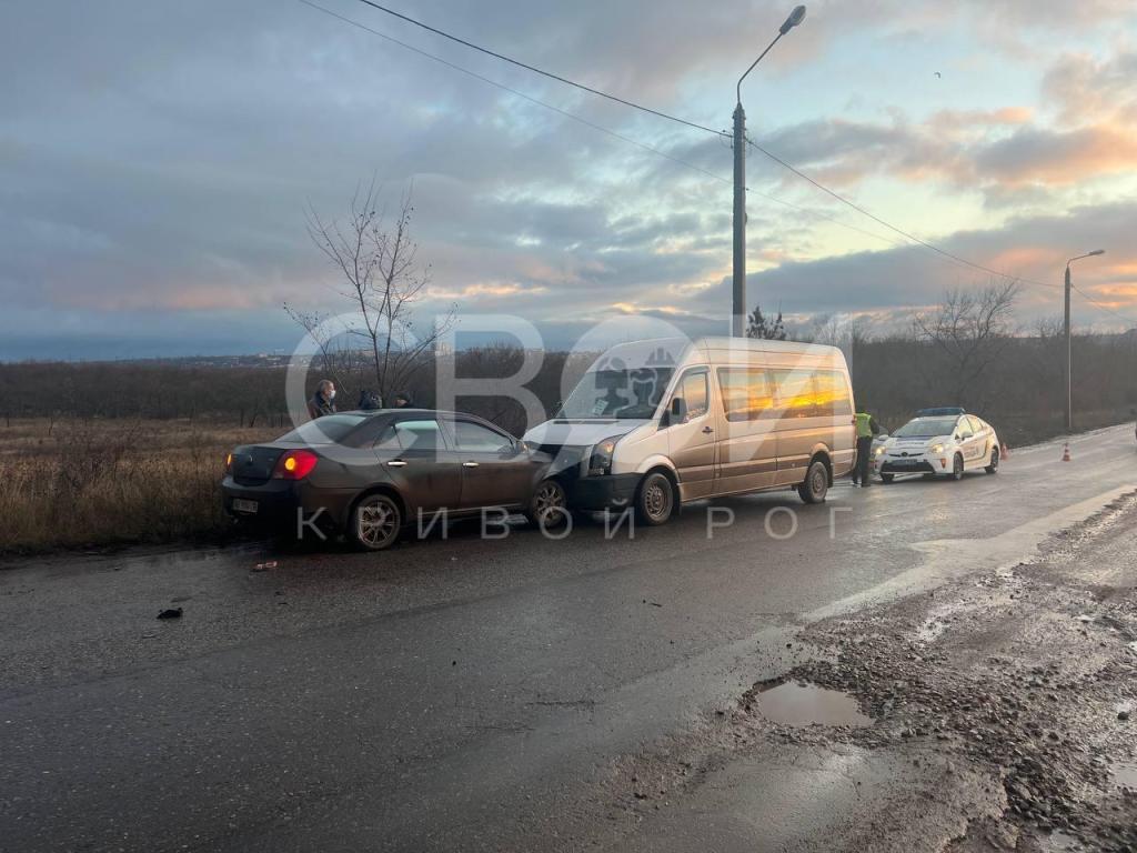 Новости Днепра про Авто без водителя врезалось в маршрутку в Кривом Роге (ФОТО)