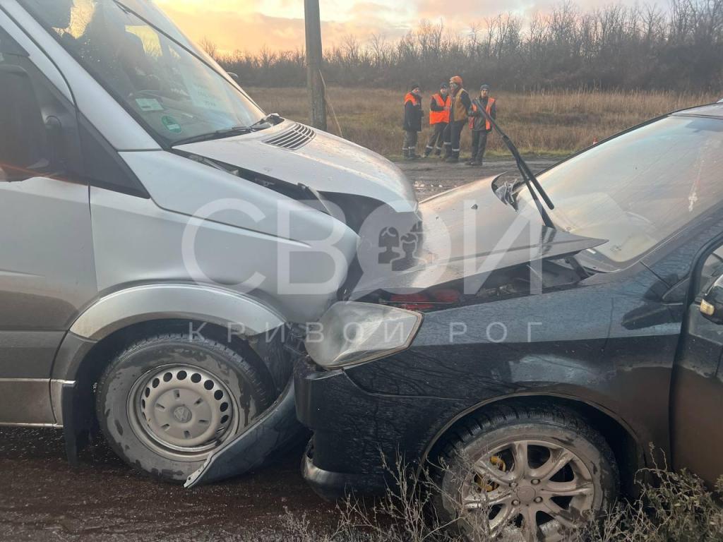 Новости Днепра про Авто без водителя врезалось в маршрутку в Кривом Роге (ФОТО)