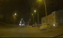 «Need for speed» по-днепровски: водитель на «жигулях» врезался в СТО (видео момента)