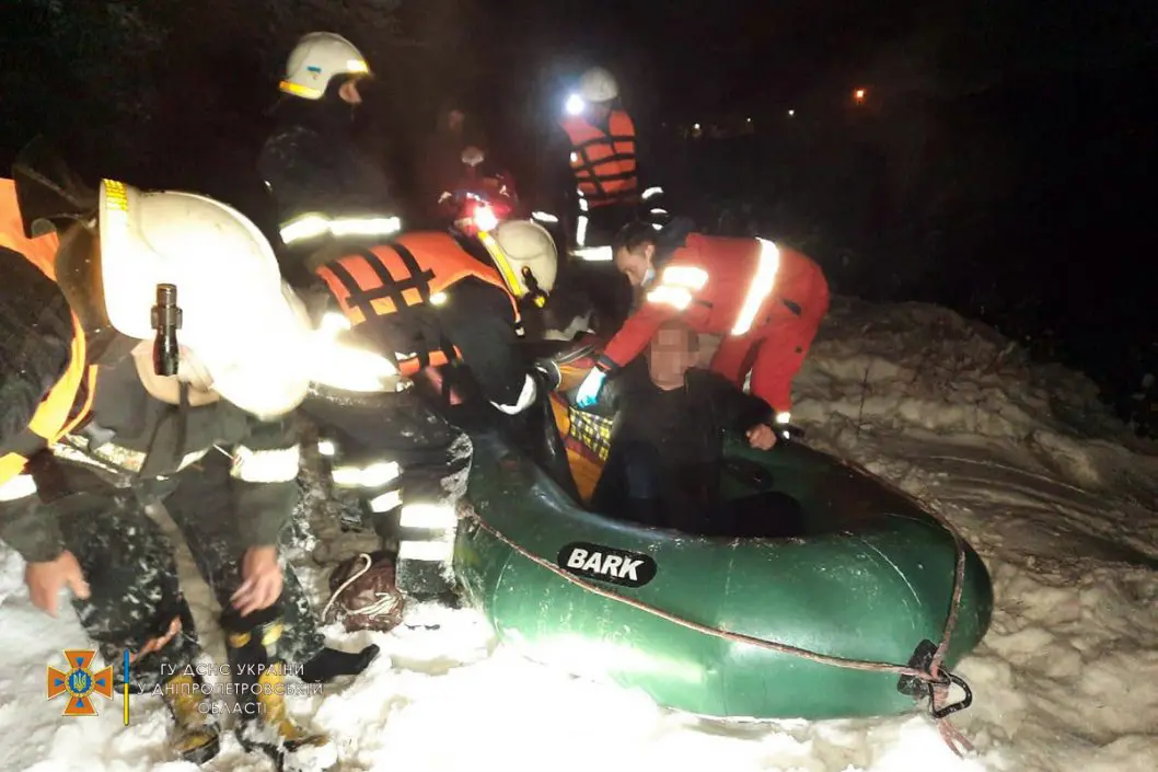 Новости Днепра про Был в 7 метрах от берега: в Павлограде под лед провалился мужчина