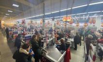 Новогодний ажиотаж: в Днепре на кассах супермаркетов огромные очереди