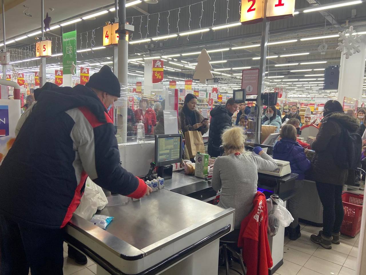 Новости Днепра про Новогодний ажиотаж: в Днепре на кассах супермаркетов огромные очереди