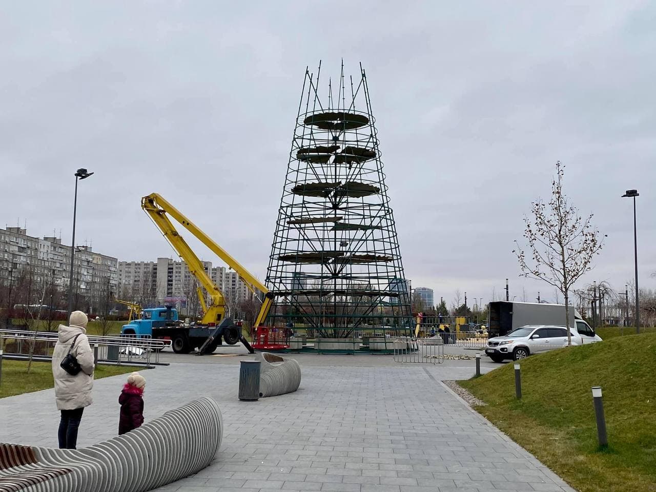 Новости Днепра про В Днепре в сквере Прибрежный начали устанавливать елку-гиганта