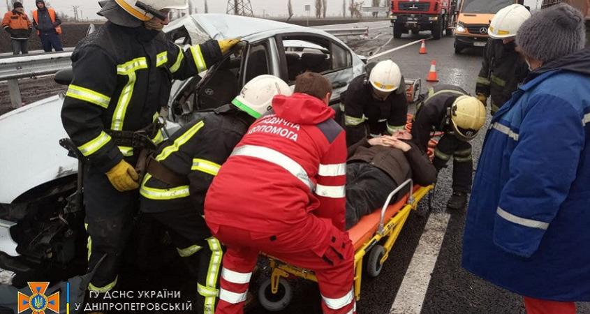 Новости Днепра про Трое пострадавших: на Днепропетровщине легковушка влетела в грузовик
