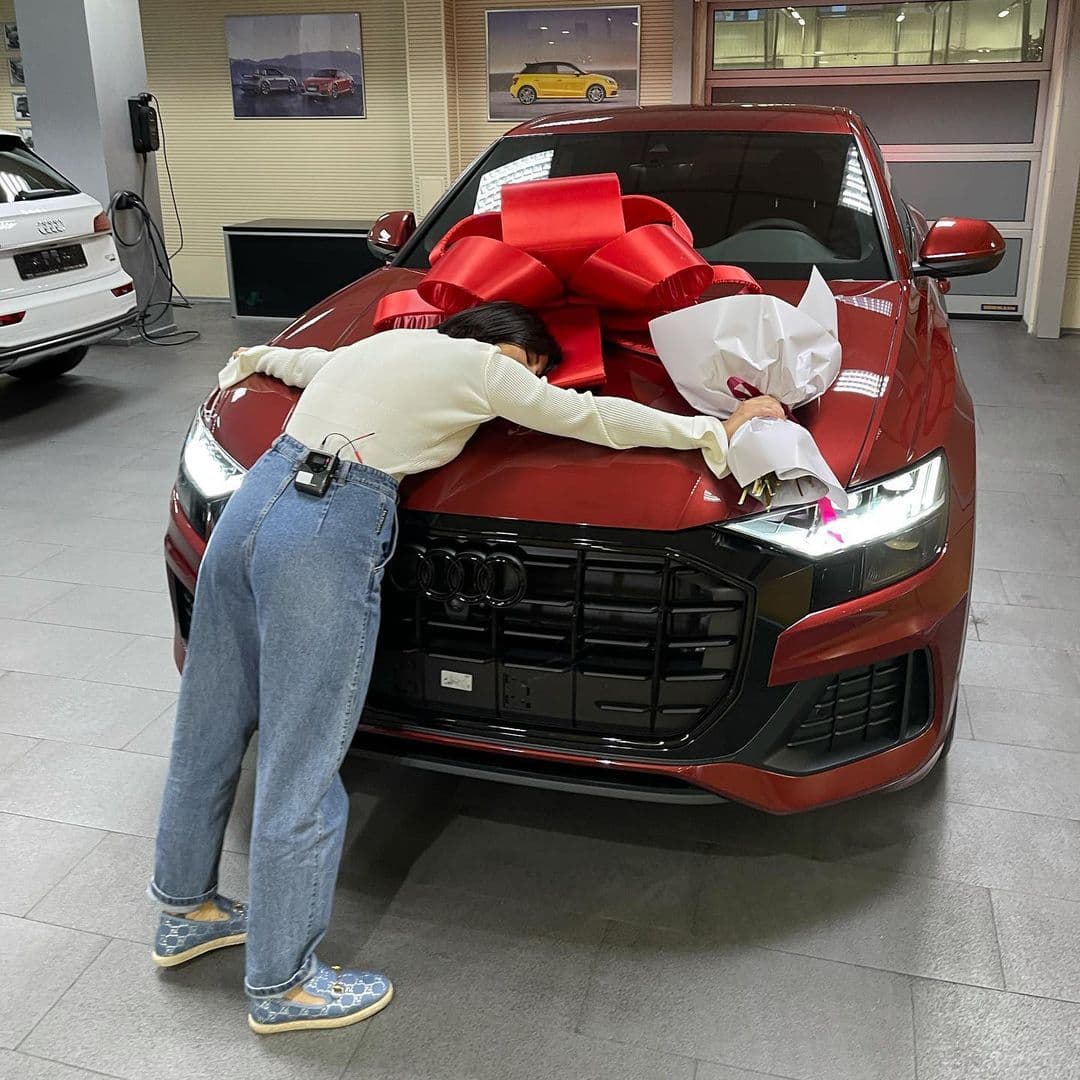 Новости Днепра про “Принимаю поздравления”: блогер из Днепра Анна Алхим купила себе невероятно дорогую красную Audi