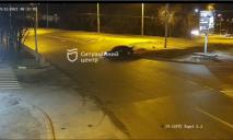 «Дрифтанул»: в Днепре автомобиль перелетел через клумбу (видео момента)