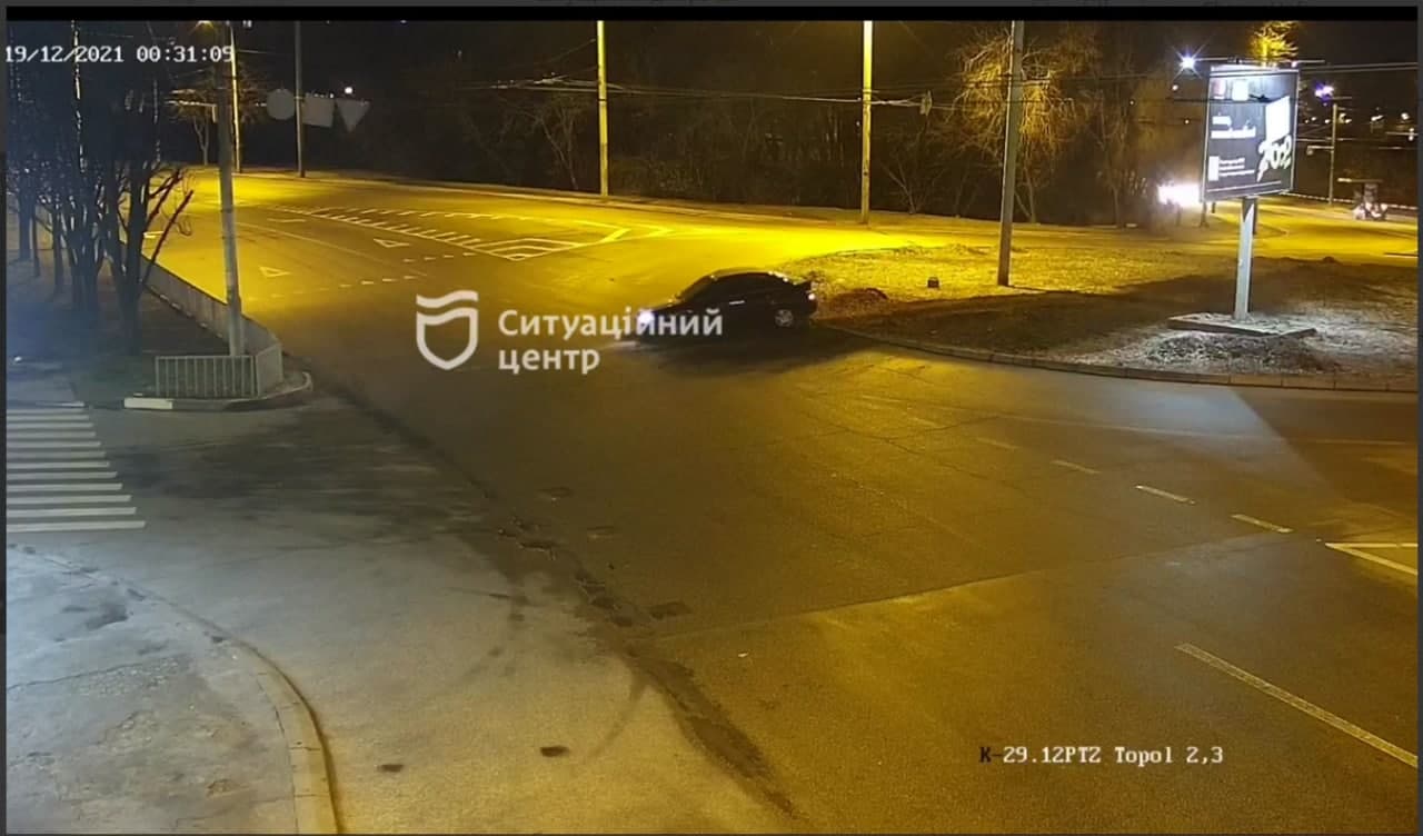 Новости Днепра про «Дрифтанул»: в Днепре автомобиль перелетел через клумбу (видео момента)
