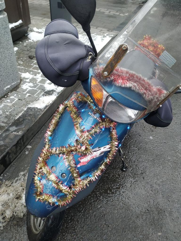Новости Днепра про Новогодняя атмосфера: в Днепре работники службы доставки украсили мопеды