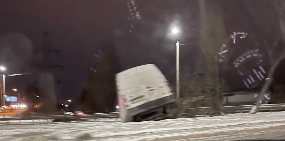 Новости Днепра про Возле Кайдакского моста микроавтобус вылетел с дороги: авария в Днепре
