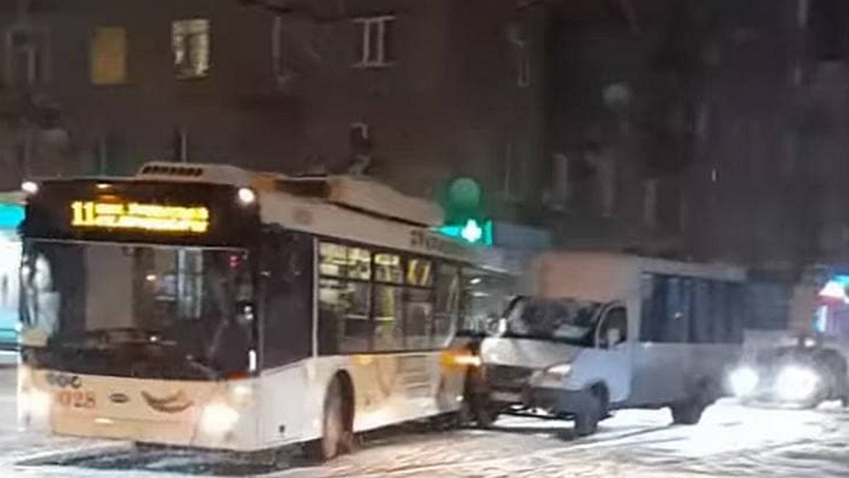 Новости Днепра про Гололед всему виной: в Кривом Роге столкнулись троллейбус и маршрутка