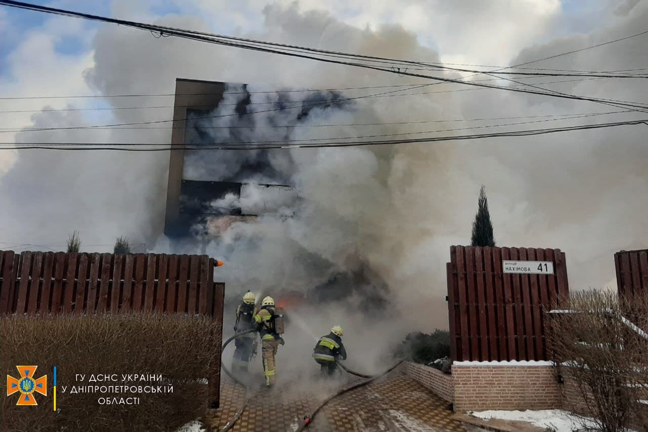 Новости Днепра про Черный столб дыма видно на весь район: в Днепре на Нахимова загорелся элитный особняк