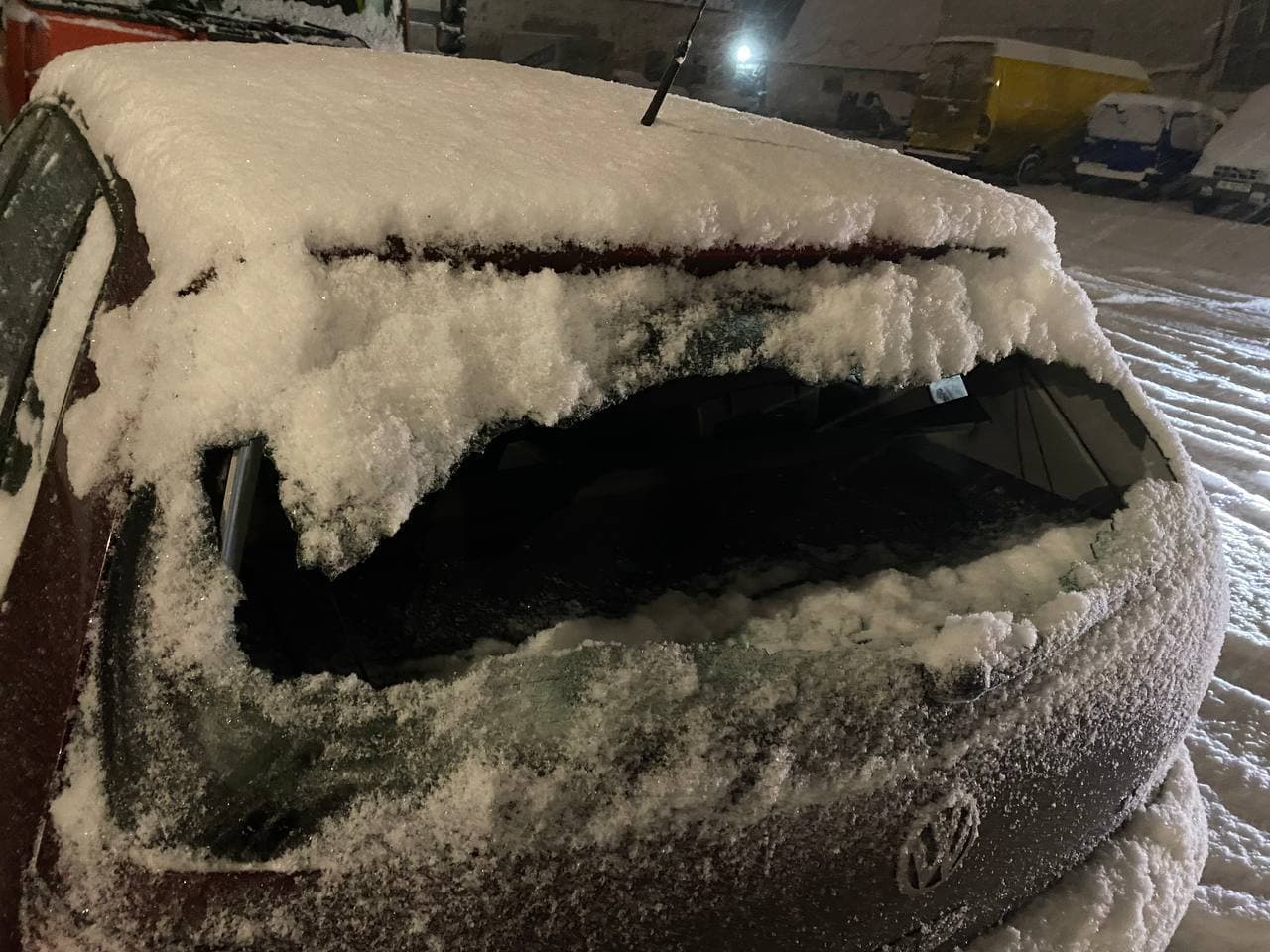 Новости Днепра про Камнями из-под колес: в Днепре снегоуборочная машина разбила окно в припаркованном авто