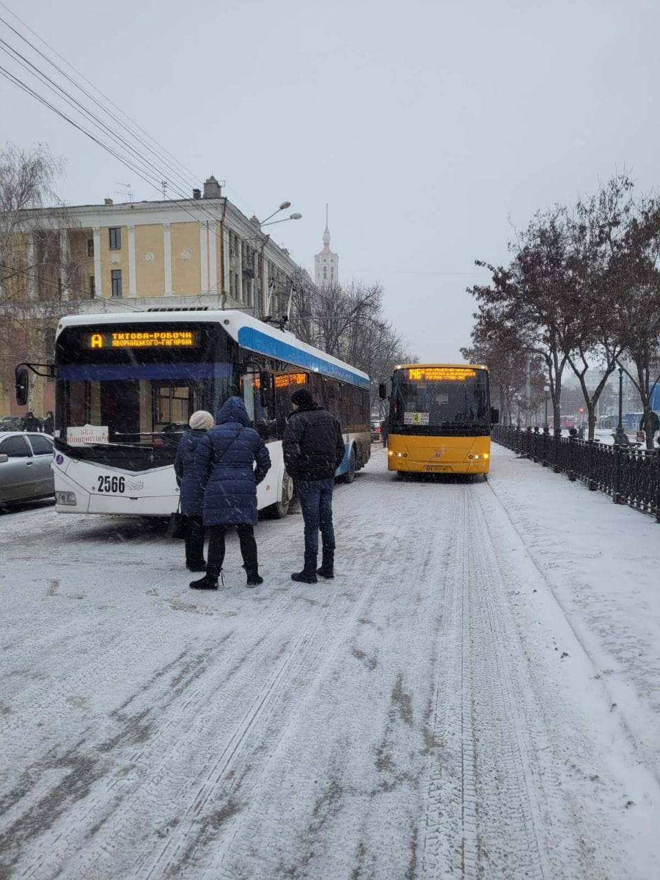 Новости Днепра про Объезжай: на Яворницкого автобус и троллейбус не поделили дорогу