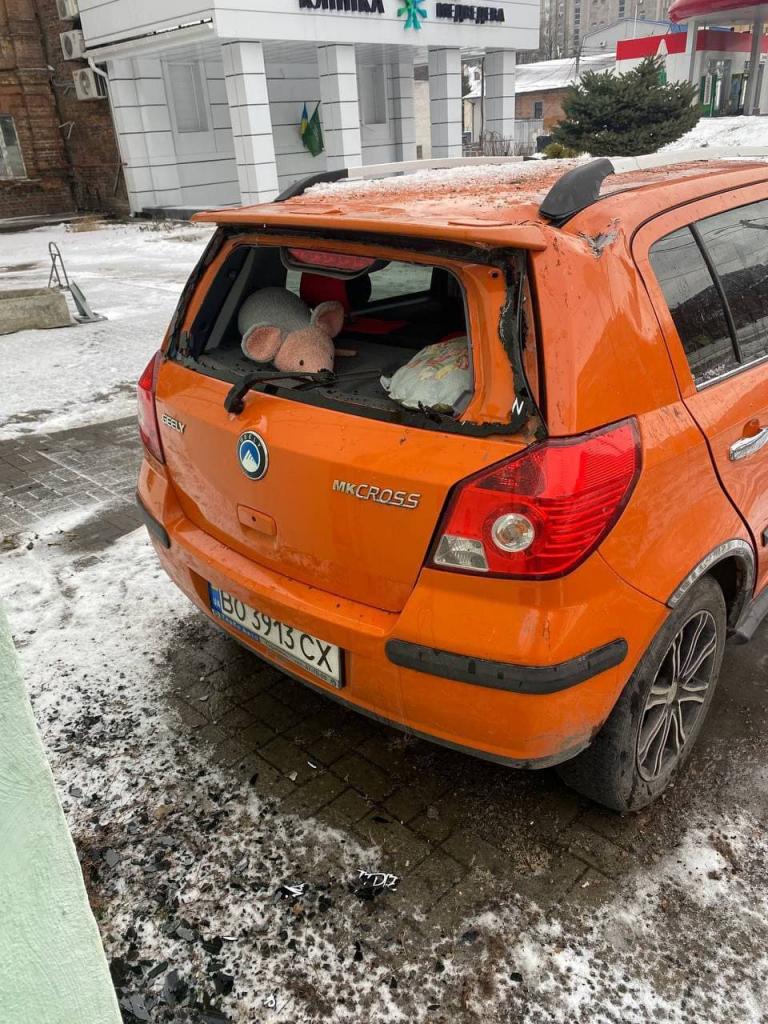 Новости Днепра про В Днепре с фасада дома упала балка и разбила стекло авто (ФОТО)