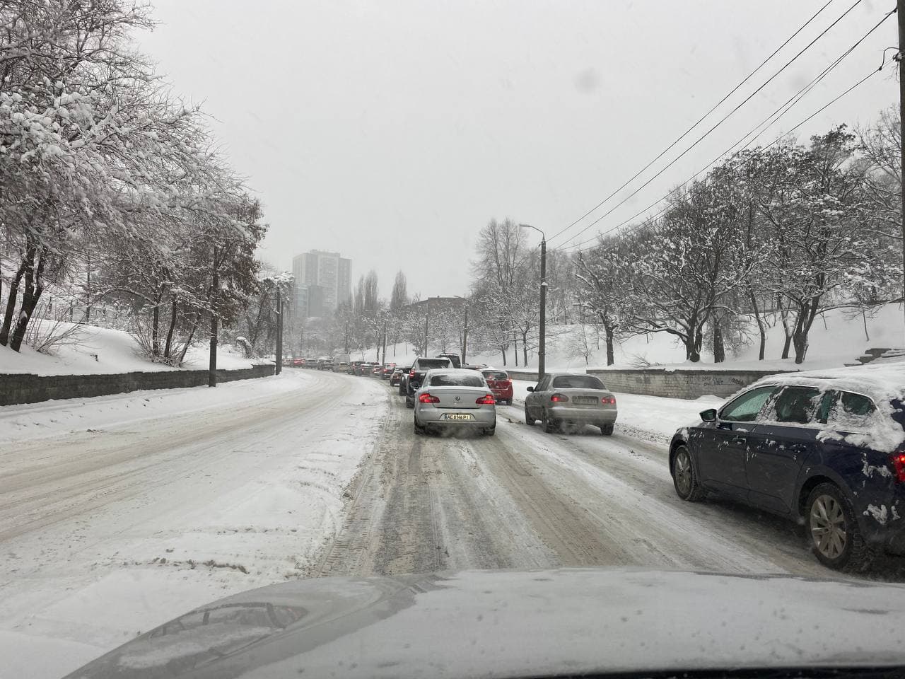 Новости Днепра про Километровые пробки и опаздывающий транспорт: Днепр парализовал сильный снегопад