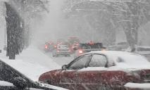 Километровые пробки и опаздывающий транспорт: Днепр парализовал сильный снегопад