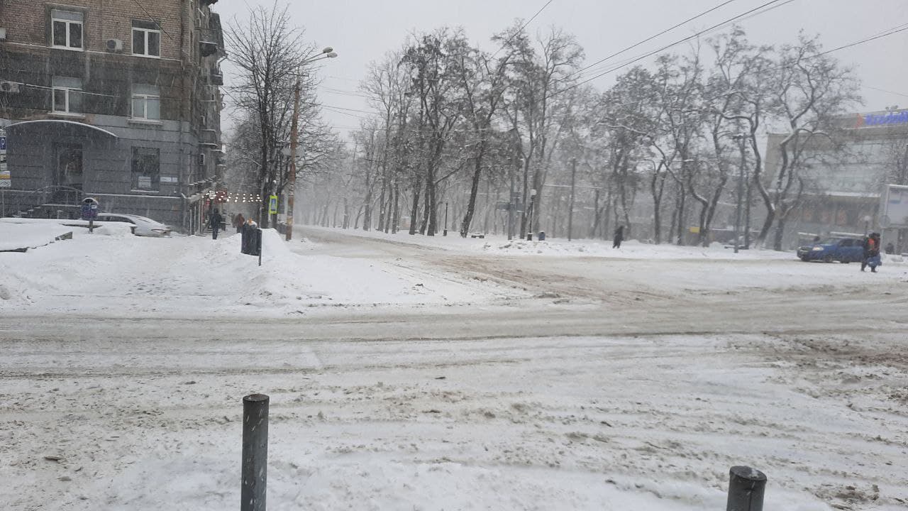 Новости Днепра про Километровые пробки и опаздывающий транспорт: Днепр парализовал сильный снегопад