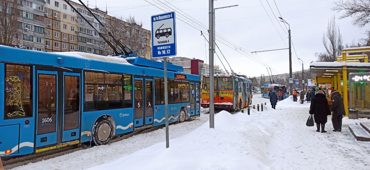 Новости Днепра про В Днепре 10 и 12 троллейбусы попали в 