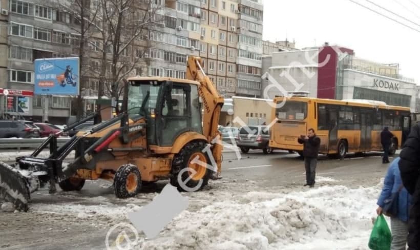 Новости Днепра про Трактор в Днепре врезался в пассажирский автобус (ФОТО)