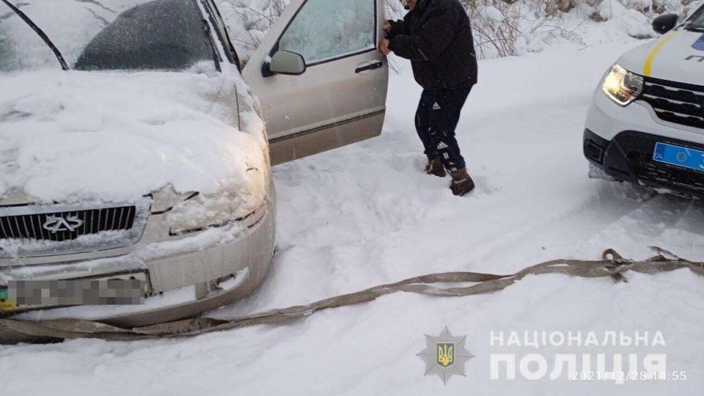 Новости Днепра про Повис задними колесами над кюветом: под Днепром полицейский спас водителя