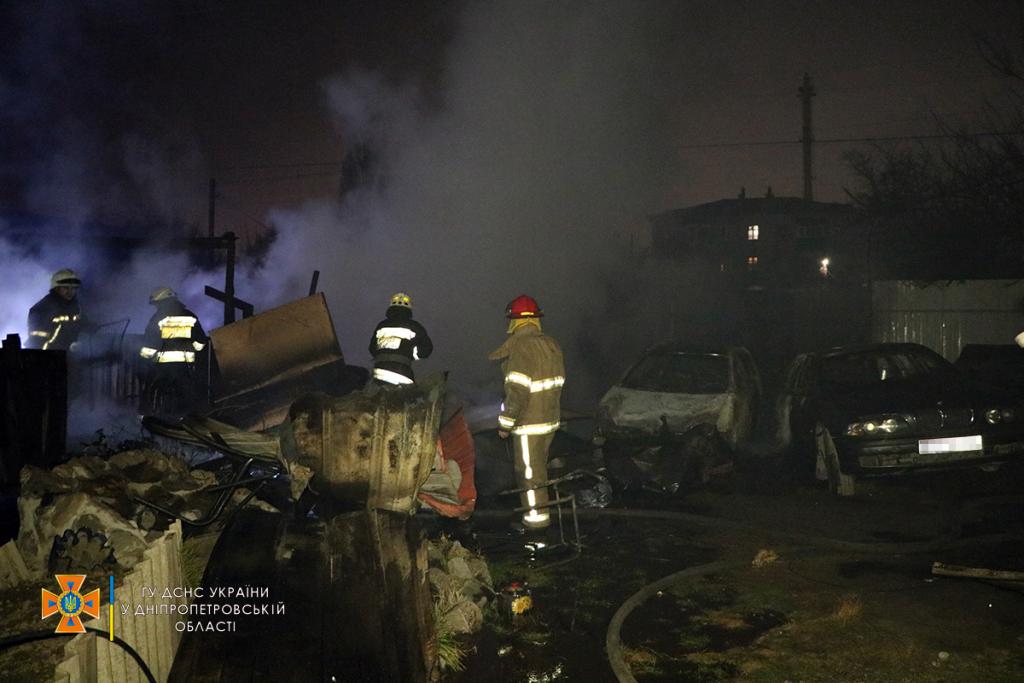 Новости Днепра про Сгорели Ford, BMW и пострадала женщина: в Днепре ночью случился пожар (ВИДЕО)