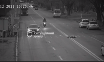 Перебегала дорогу: в Днепре на Криворожской мотоциклист сбил девочку